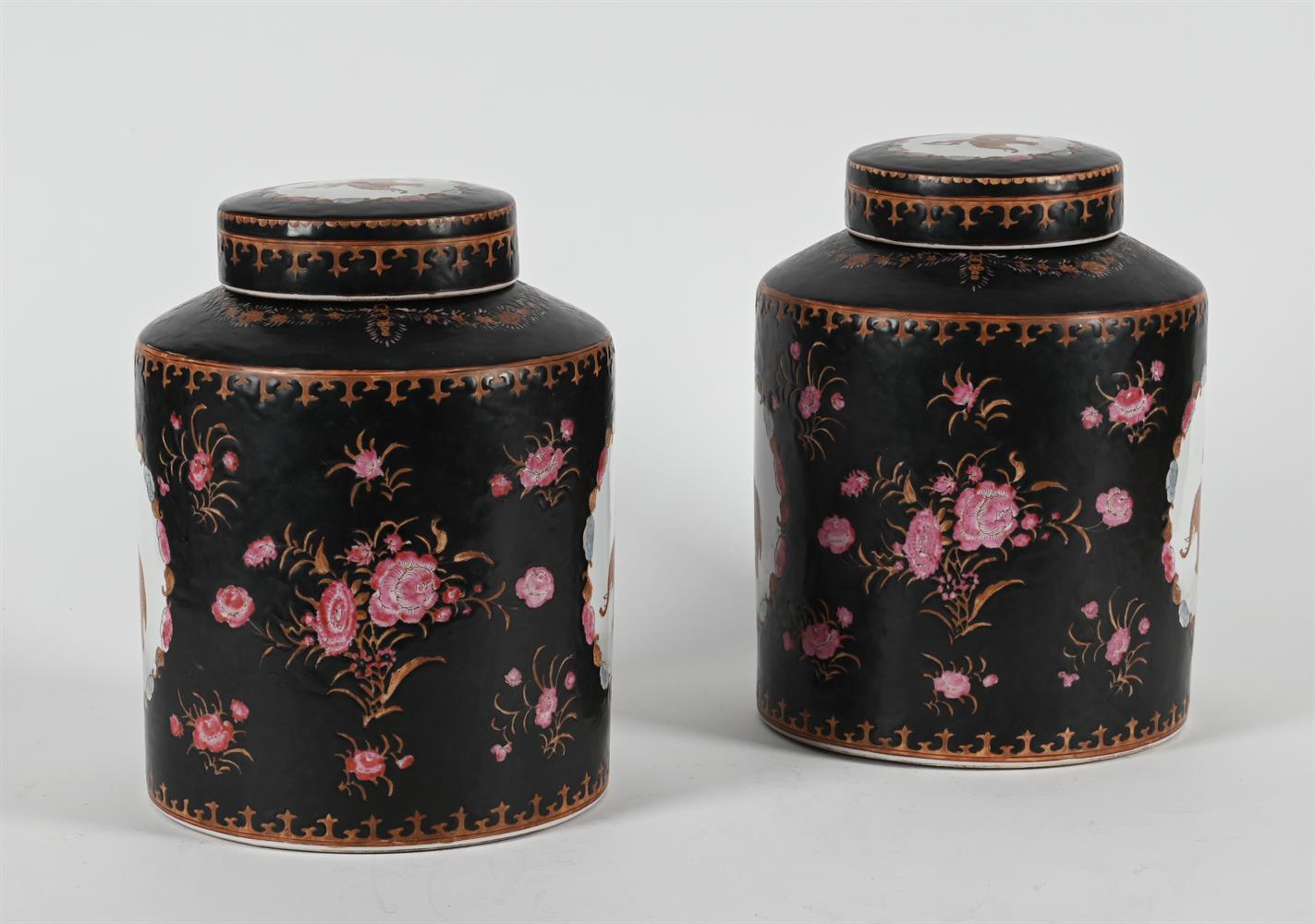 A PAIR OF CHINESE EXPORT STYLE FAMILLE NOIRE CANNISTERS AND COVERS, LATE 20TH CENTURY - Image 3 of 7