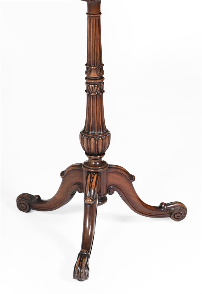 A PAIR OF MAHOGANY TRAY TOP TRIPOD TABLES, IN THE MANNER OF GILLOWS, 20TH CENTURY - Image 2 of 3