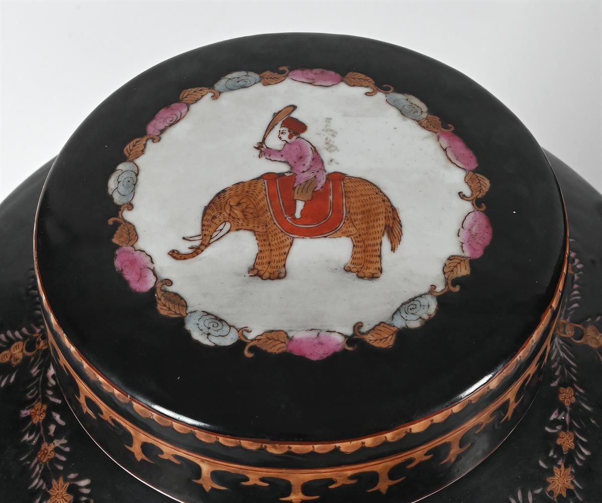 A PAIR OF CHINESE EXPORT STYLE FAMILLE NOIRE CANNISTERS AND COVERS, LATE 20TH CENTURY - Image 5 of 7