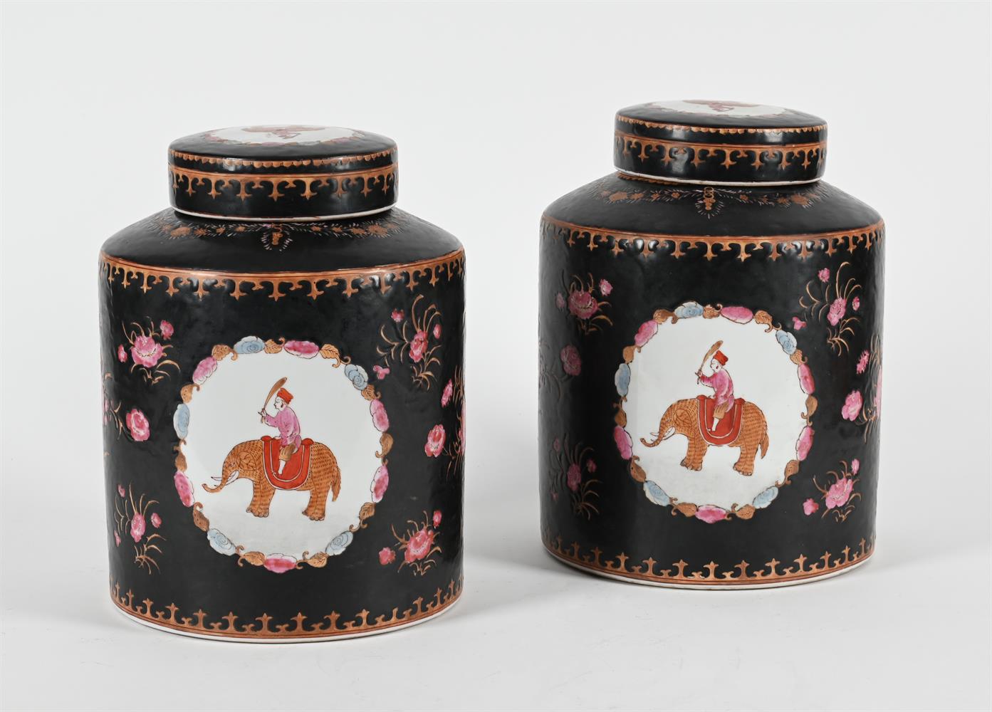 A PAIR OF CHINESE EXPORT STYLE FAMILLE NOIRE CANNISTERS AND COVERS, LATE 20TH CENTURY - Image 2 of 7