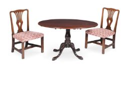 Y A GEORGE III MAHOGANY TILT TOP BREAKFAST TABLE, CIRCA 1790, AND A PAIR OF MAHOGANY SIDE CHAIRS
