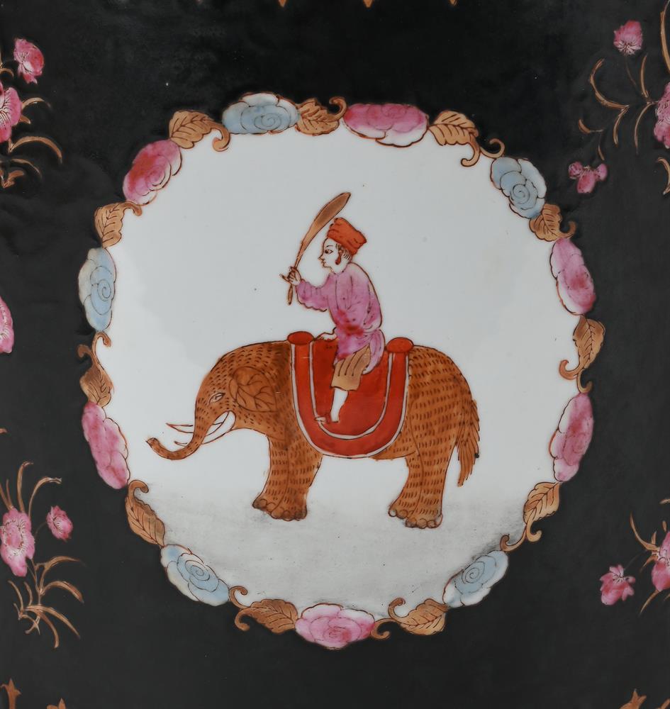 A PAIR OF CHINESE EXPORT STYLE FAMILLE NOIRE CANNISTERS AND COVERS, LATE 20TH CENTURY - Image 4 of 7