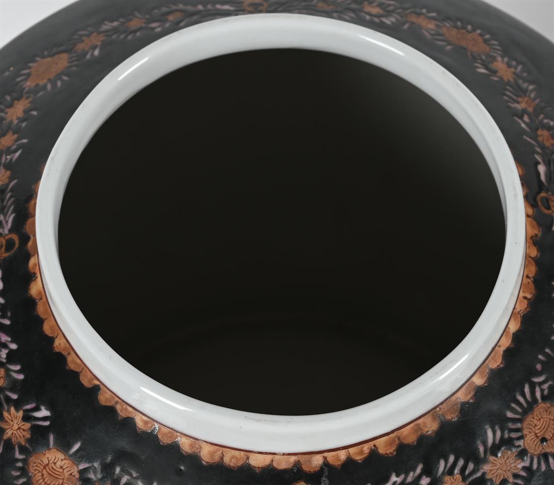 A PAIR OF CHINESE EXPORT STYLE FAMILLE NOIRE CANNISTERS AND COVERS, LATE 20TH CENTURY - Image 6 of 7