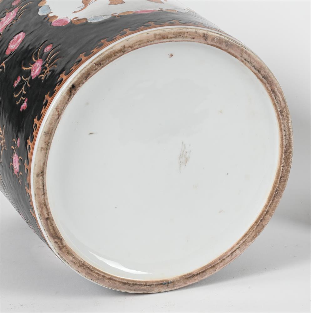 A PAIR OF CHINESE EXPORT STYLE FAMILLE NOIRE CANNISTERS AND COVERS, LATE 20TH CENTURY - Image 7 of 7