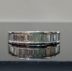 1.CT BAGUETTE DIAMOND WEDDING BAND/DRESS RING. 18CT WHITE GOLD + GIFT BOX + VALUATION CERT OF £4450