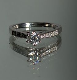 0.45CT DIAMOND ENGAGMENT RING DIAMOND SHOULDERS IN GIFT BOX WITH VALUATION CERTIFICATE £1,995