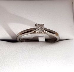 0.22CT PRINCESS CUT DIAMOND SOLITAIRE ENGAGEMENT RING/9CT WHITE GOLD + GIFT BOX + CERT OF £1000