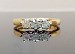 0.45CT THREE STONE DAIMOND RING/18CT YELLOW GOLD IN GIFT BOX WITH VALUATION CERTIFICATE