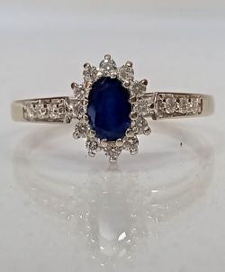 DIAMOND & SAPPHIRE CLUSTER RING 18CT WHITE GOLD WITH GIFT BOX AND VALUATION CERTIFICATE
