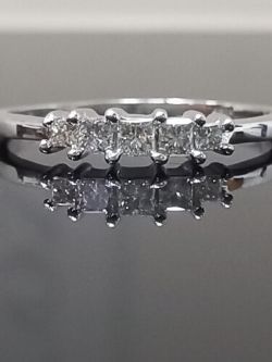 PRINCESS CUT DIAMONDS 5 STONE RING/ WHITE GOLD 0.25CT / 18K WHITE GOLD - VALUATION OF £1095