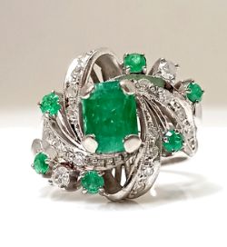 EMERALD & DIAMOND DRESS RING/14CT WHITE GOLD IN GIFT BOX WITH VALUATION CERTIFICATE OF £4,450
