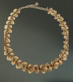 TRIFARI BRUSHED GOLD LAUREL NECKLACE