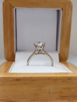 1.27CT DIAMOND ENGAGEMENT RING 18CT WHITE GOLD IN GIFT BOX WITH VALUATION CERTIFICATE OF £9295