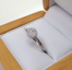 0.16CT DIAMOND OVAL CLUSTER/DRESS RING/9CT WHITE GOLD IN GIFT BOX WITH VALUATION CERTIFICATE OF £995