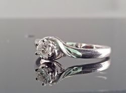 0.25CT DIAMOND ENGAGEMENT RING 9CT WHITE GOLD IN GIFT BOX WITH VALUATION CERTIFICATE OF £1995