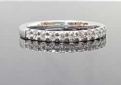 0.25CT PLATINUM DIAMOND WEDDING BAND IN GIFT BOX WITH VALUATION CERTIFICATE OF £2295