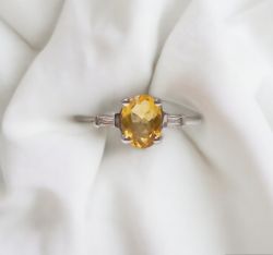 OVAL CITRINE AND DIAMOND RING IN WHITE GOLD IN GIFT BOX WITH VALUATION CERTIFICATE £1,995