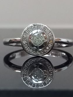 0.29CT DIAMOND ENGAGEMENT RING / DRESS/9CT WHITE GOLD IN GIFT BOX + VALUATION CERT OF £995
