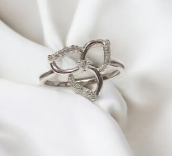 0.35CT DIAMOND DRESS RING/FLOWER DESIGN/9CT WHITE GOLD IN GIFT BOX + VALUATION CERTIFICATE OF £795