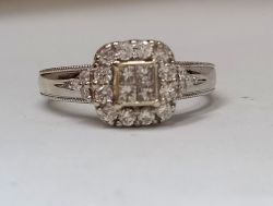 0.75CT DIAMOND ENGAGEMENT/DRESS RING/9CT WHITE GOLD IN GIFT BOX WITH VALUATION CERT OF £2395