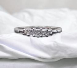 PRINCESS CUT DIAMONDS 5 STONE RING/ WHITE GOLD 0.25CT / 18K WHITE GOLD - VALUATION OF £1095