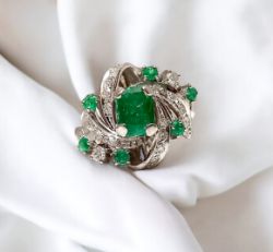 EMERALD & DIAMOND DRESS RING/14CT WHITE GOLD IN GIFT BOX WITH VALUATION CERTIFICATE OF £4,450