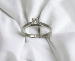 0.25CT DIAMOND ENGAGEMENT RING IN GIFT BOX WITH VALUATION CERTIFICATE OF £1195