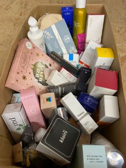 MIXED BRANDED COSMETIC BOX SOLD AS IMAGE (MB4)