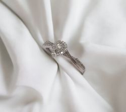 0.15CT DIAMOND ENGAGEMENT RING/9CT WHITE GOLD IN GIFT BOX WITH VALUATION CERTIFICATE OF £1395