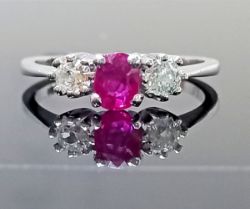 RUBY & DIAMOND 3 STONE RING 18CT WHITE GOLD IN GIFT BOX WITH VALUATION CERTIFICATE OF £3,500
