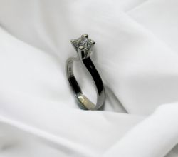 ENGAGEMENT DIAMOND RING/WHITE GOLD 0.45CT SI1 E IN GIFT BOX WITH VALUATION CERTIFICATE OF £2895