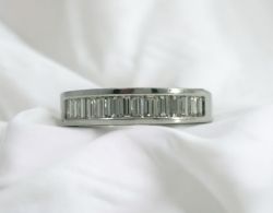 1.CT BAGUETTE DIAMOND WEDDING BAND/DRESS RING. 18CT WHITE GOLD + GIFT BOX + VALUATION CERT OF £4450
