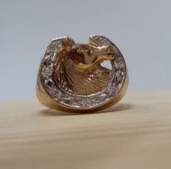 HORSE SHOE AND HEAD RING MEN'S SOLID 9CT Y GOLD 17.5G + GIFT BOX + VALUATION CERTIFICATE OF £1995