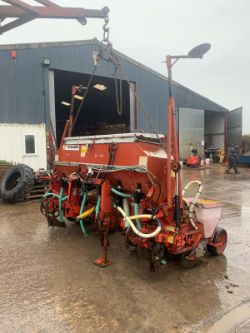 BECKER AEROMAT 6 ROW MAIZE DRILL