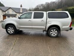 TOYOTA HILUX INVINCIBLE PICKUP TRUCK 3.0 MANUAL IN THE FAMOUS CHAMPAGNE GOLD