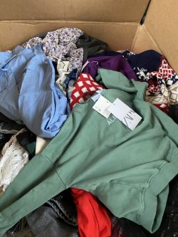 PALLET OF 300 PCS MIXED BRANDED CLOTHING