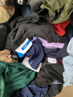 PALLET OF 300 PCS MIXED BRANDED CLOTHING
