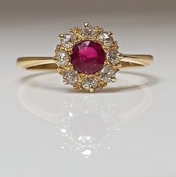 SYNTHETIC RUBY & OLD CUT DIAMOND RING/18CT YELLOW GOLD + GIFT BOX + VALUATION CERTIFICATE OF £2750