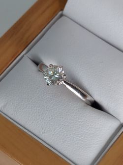 0.85CT DIAMOND SOLITAIRE ENGAGEMENT RING/18CT WHITE GOLD + GIFT BOX + VALUATION CERTIFICATE OF £2995