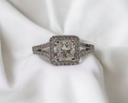 1.05CT PRINCESS CUT DIAMOND HALO ENGAGEMENT RING/18CT WHITE GOLD +GIFT BOX + VALUATION CERT OF £5500
