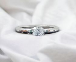 0.45CT OVAL DIAMOND ENGAGEMENT RING. 14CT WHITE GOLD + GIFT BOX + VALUATION CERTIFICATE OF £1595