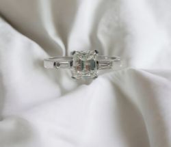 1.19CT EMERALD CUT DIAMOND ENGAGEMENT RING/18CT WHITE GOLD + GIFT BOX + VALUATION CERT OF £4795
