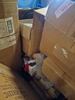 1 FULL PALLET OF MIXED PREMIER CLEARANCE STOCK CONTAINS, LIGHTS,DECORATIONS, AND MORE!
