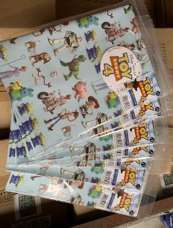 PALLET CONTAINING 1600 PACKS OF 2 TOY STORY FLAT WRAP & 2 TAGS