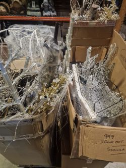 1 PALLET OF MIXED PREMIER CLEARANCE LIGHTS,ACRYLICS, SILHOUETTES & MORE!