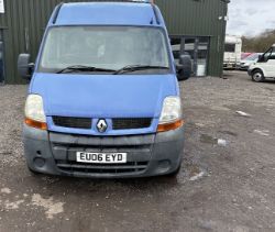 PRACTICAL BEAUTY: BLUE RENAULT MASTER MOVANO MINIBUS WITH LOW MILES >>--NO VAT ON HAMMER--<<
