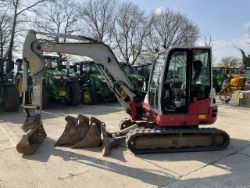 2018 TAKEUCHI TB260. 4 BUCKETS. HYDRAULIC QUICK HITCH