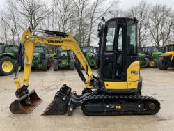 YANMAR VIO 26. RUBBER TRACKS. PIPED. FRONT BLADE. 4 BUCKETS. QUICK HITCH. 2 SPEED TRACKING.