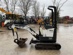 BOBCAT E10Z. RUBBER/EXPANDING TRACKS. PIPED. FRONT BLADE. 2 BUCKETS
