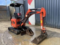 VERSATILE KUBOTA EXCAVATOR: 3 BUCKETS INCLUDED